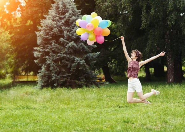 Flicka Med Färgglada Ballonger Utomhus — Stockfoto