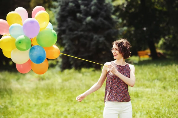 Mädchen Mit Bunten Luftballons Freien — Stockfoto