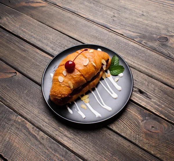 Dolce Croissant Sul Tavolo Legno — Foto Stock