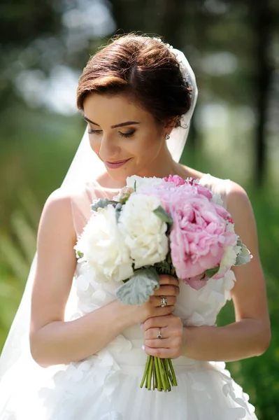 Mooie bruid perfecte stijl. Bruiloft kapsel make-up luxe — Stockfoto