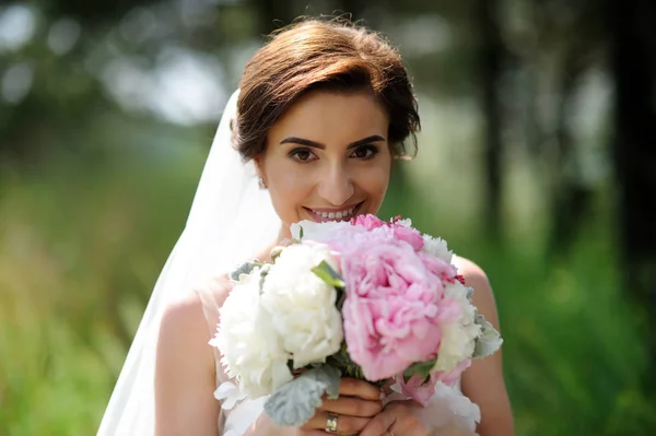 Mooie bruid perfecte stijl. Bruiloft kapsel make-up luxe — Stockfoto