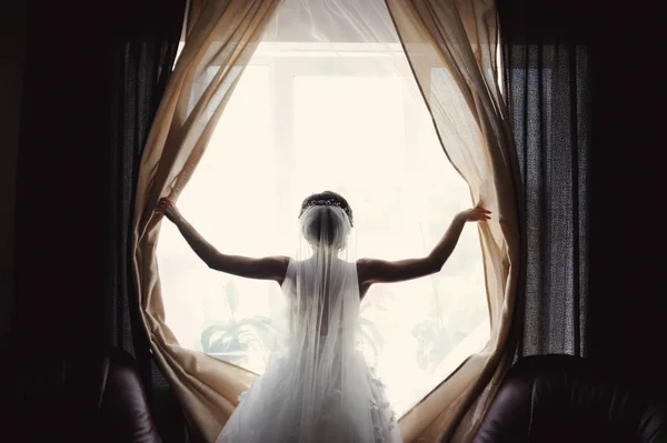 結婚式の朝に窓の近くの花嫁 — ストック写真