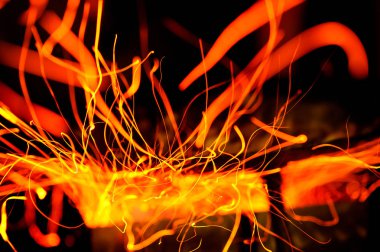 ateş siyah arkaplanda kıvılcımlar saçar