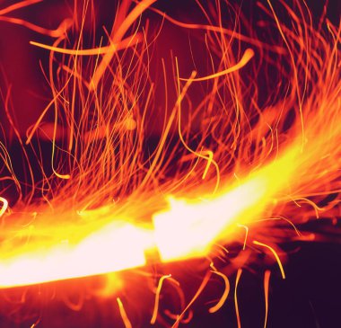 ateş siyah arkaplanda kıvılcımlar saçar