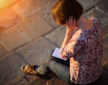 Not defterine kalem yazan kadın eller