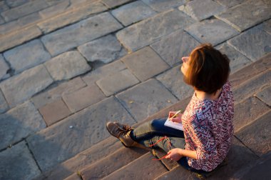 Not defterine kalem yazan kadın eller