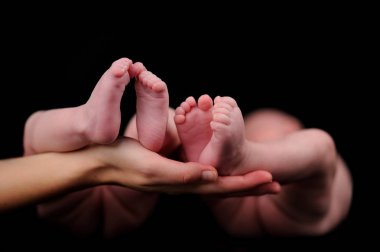 İkizler ayak tutan anne