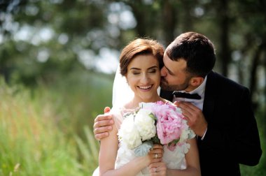 Genç çift yeni birlikte mutlu düğün gününde Çar.