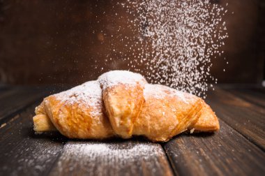 kruvasan ile pudra şekeri. Rustik tarzı