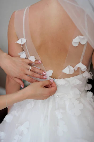 Svatební Bridesmaid Obléká Nevěstu Svatební Den Bridespanna Pomáhá Nevěstě Svatební — Stock fotografie