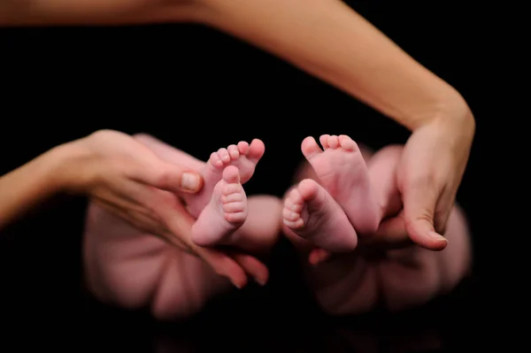 Forældre Der Holder Tvillinger Fødder - Stock-foto