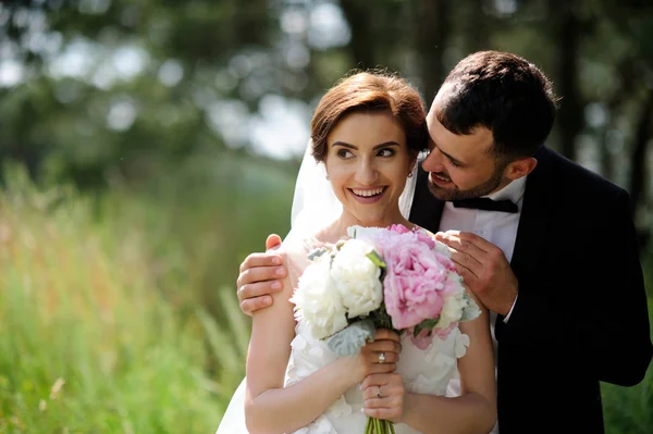 Junges Frisch Vermähltes Paar Glücklichen Hochzeitstag — Stockfoto