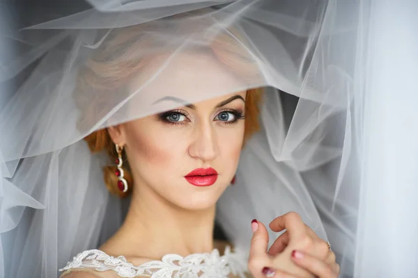 美しい花嫁の隠されたベールの顔 — ストック写真