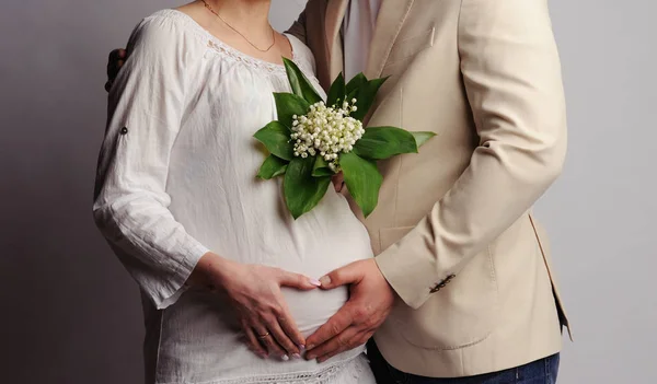 Jovem Casal Atraente Mãe Grávida Pai Feliz — Fotografia de Stock