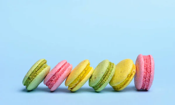 Zoete Kleurrijke Frans Bitterkoekjes Macaron Blauwe Achtergrond — Stockfoto