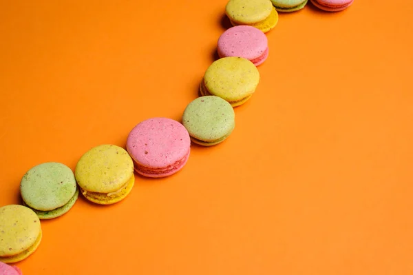 Zoete Kleurrijke Frans Bitterkoekjes Macaron Oranje Achtergrond — Stockfoto