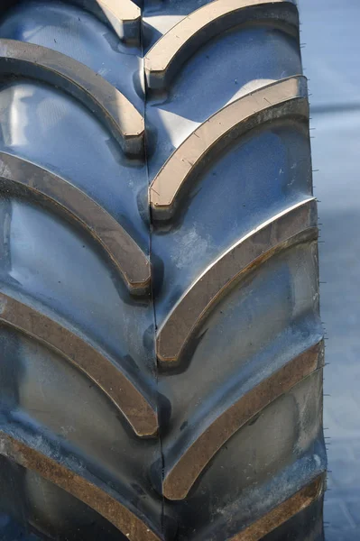 带脊保护器的拖拉机车轮 — 图库照片