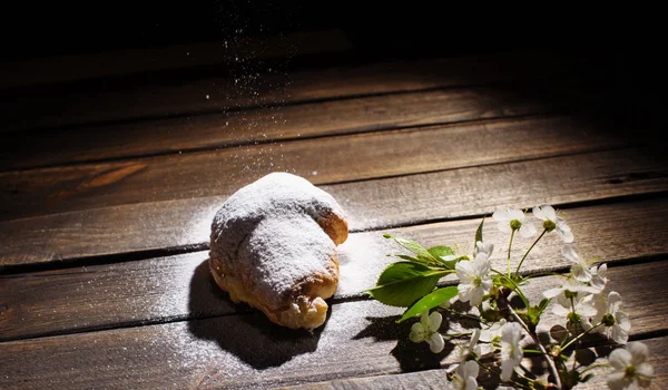 Croissant Con Azúcar Polvo Escritorio Madera — Foto de Stock