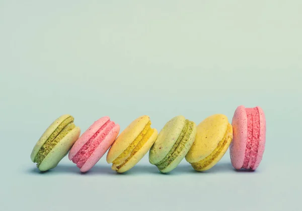 Słodkie i kolorowe makaroniki francuskie lub macaron — Zdjęcie stockowe