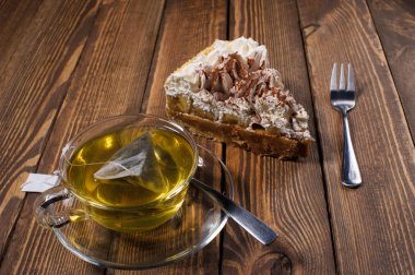 ahşap masa üzerinde çay ile pasta