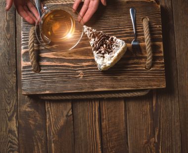 çay ve pasta ahşap masa üzerinde elleriyle