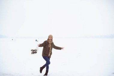 açık havada bir su birikintisi üzerinde kış spor buz