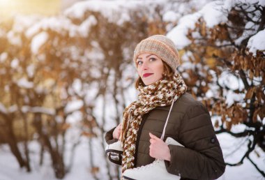 açık havada bir su birikintisi üzerinde kış spor buz