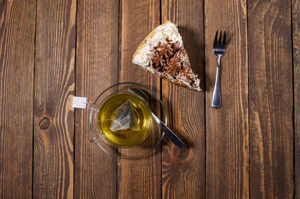 ahşap masa üzerinde çay ile pasta