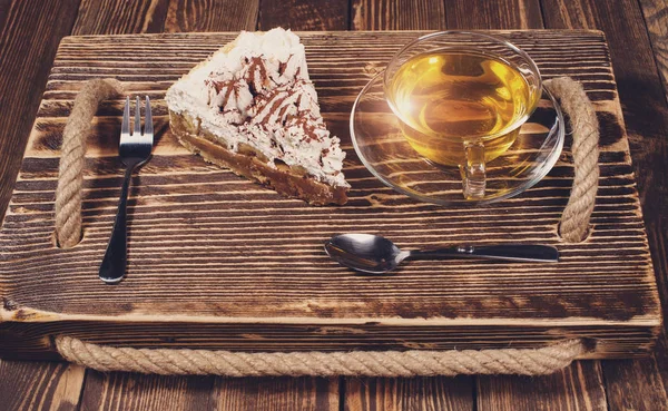 ahşap masa üzerinde çay ile pasta