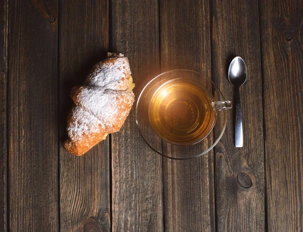 Croissant Čajem Dřevěné Desce — Stock fotografie