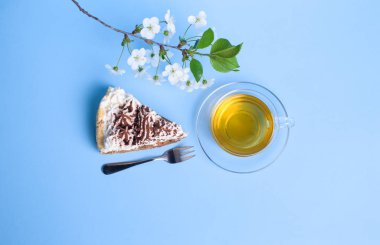 mavi arka plan üzerinde çay ile pasta