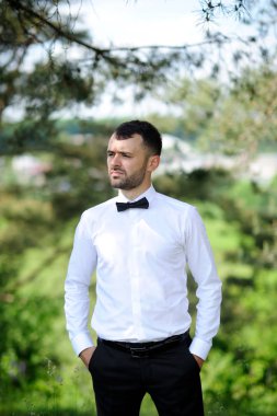 Damat sabah düğün töreni için hazırlanıyor.