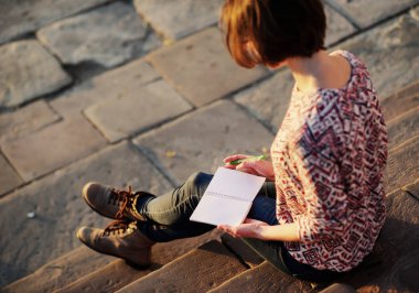 Not defterine kalem yazan kadın eller