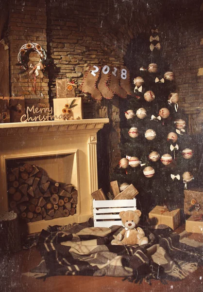 Dřevěný pokoj v rustikální dům s dřevěnými krb, zdobené Chr — Stock fotografie
