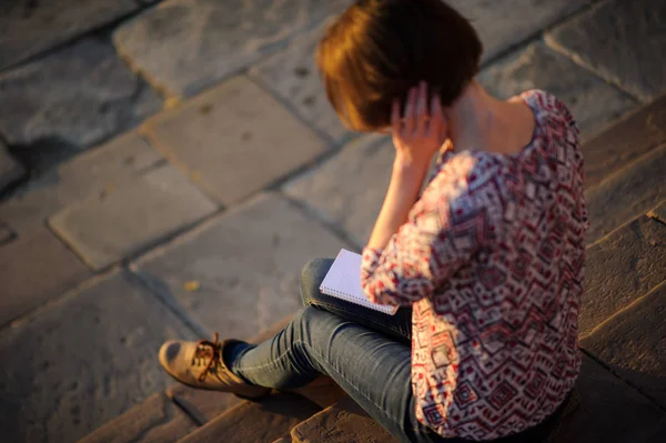 Kvinnlig student som studerar — Stockfoto