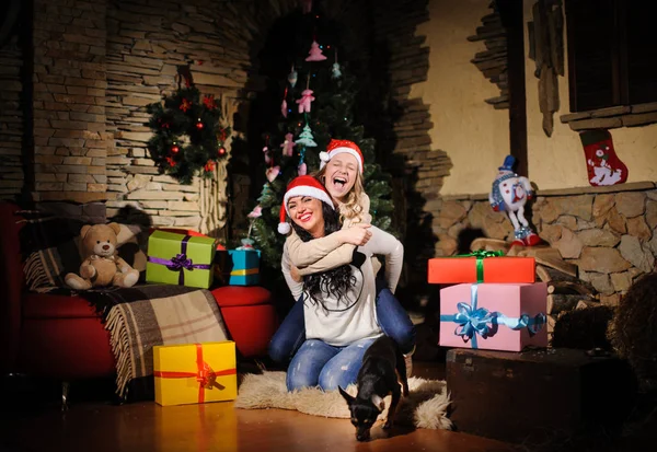 Família Feliz Mãe Filha Perto Uma Árvore Natal Com Presente — Fotografia de Stock