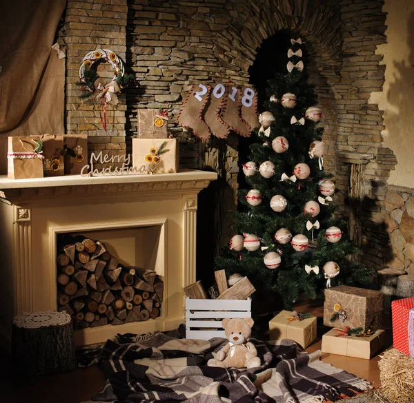 Vánoční Scéna Stromem Dárky Krbem Pozadí — Stock fotografie
