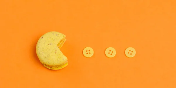 Dolci Colorati Macaroni Francesi Macaron Sfondo Arancione Come Pacman Gioco — Foto Stock