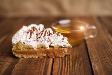 ahşap masa üzerinde çay ile pasta