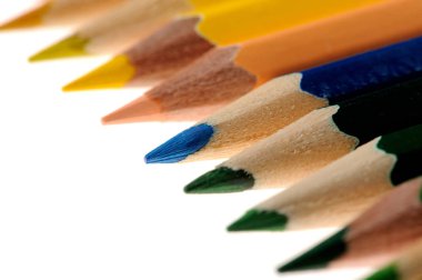 Beyaz arka plan üzerinde renkli kalemler izole okula dönüş