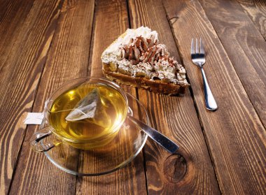 ahşap masa üzerinde çay ile pasta