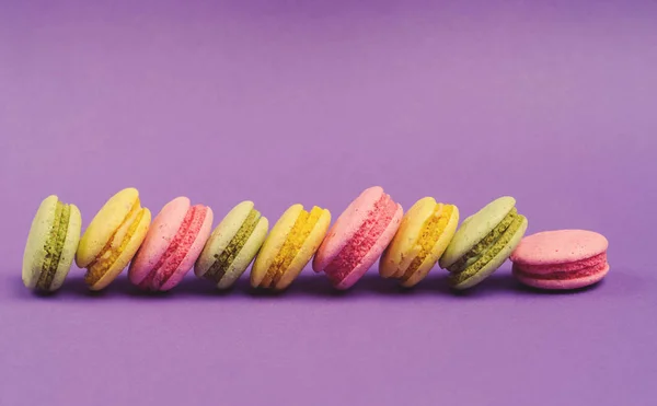 Zoet en kleurrijk Franse bitterkoekjes of macaron — Stockfoto