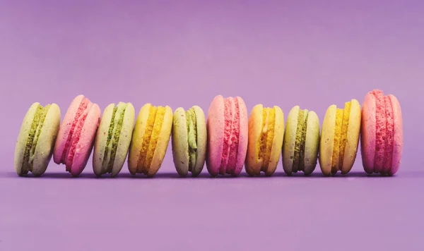 Zoet en kleurrijk Franse bitterkoekjes of macaron — Stockfoto