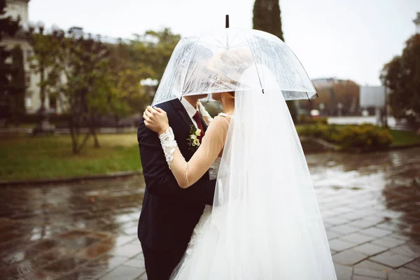 Beso de boda bajo la lluvia — Foto de Stock