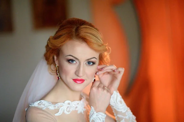 Vackra brud porträtt bröllop makeup och frisyr, bruden i — Stockfoto