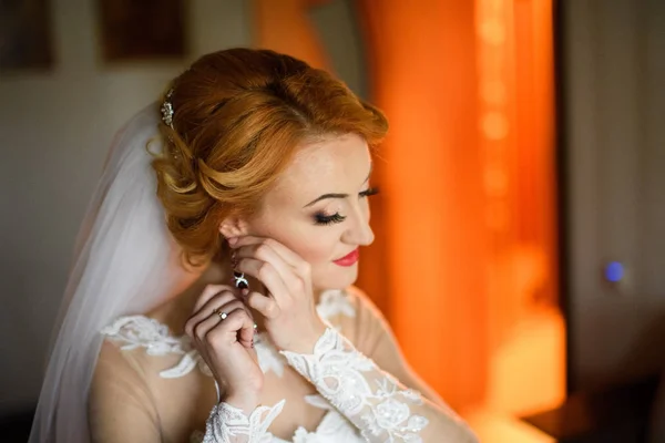 美しい花嫁の肖像画結婚式のメイクや髪型の花嫁 — ストック写真