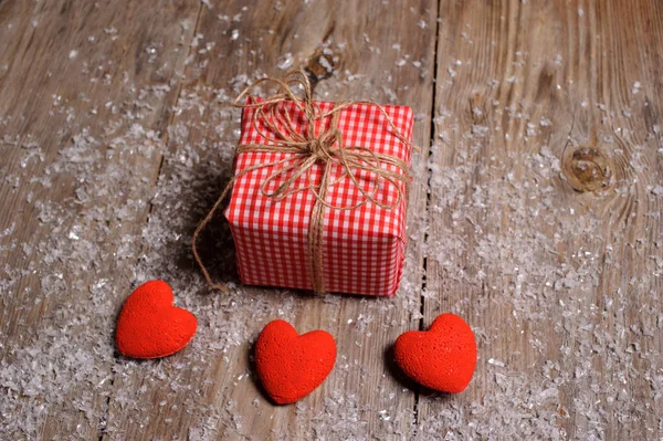 Corazón Sobre Fondo Madera Con Nieve Día San Valentín Tarjeta — Foto de Stock