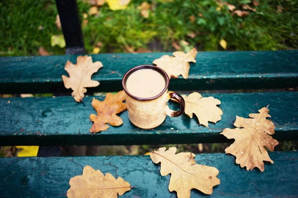 Folhas Amarelas Xícara Café Banco Com Título Olá Outono — Fotografia de Stock