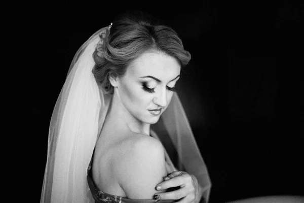 結婚式のメイクと髪型 朝の花嫁 — ストック写真