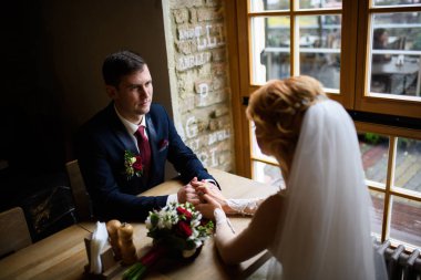 Kafede sevimli evli çift